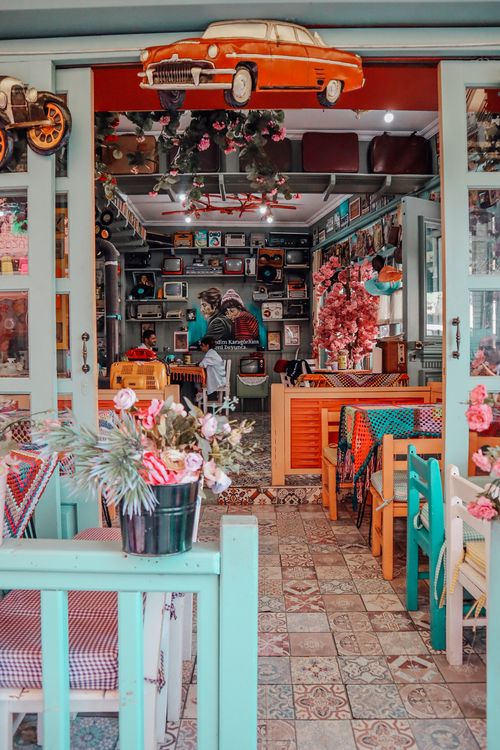 レトロな喫茶店の店内